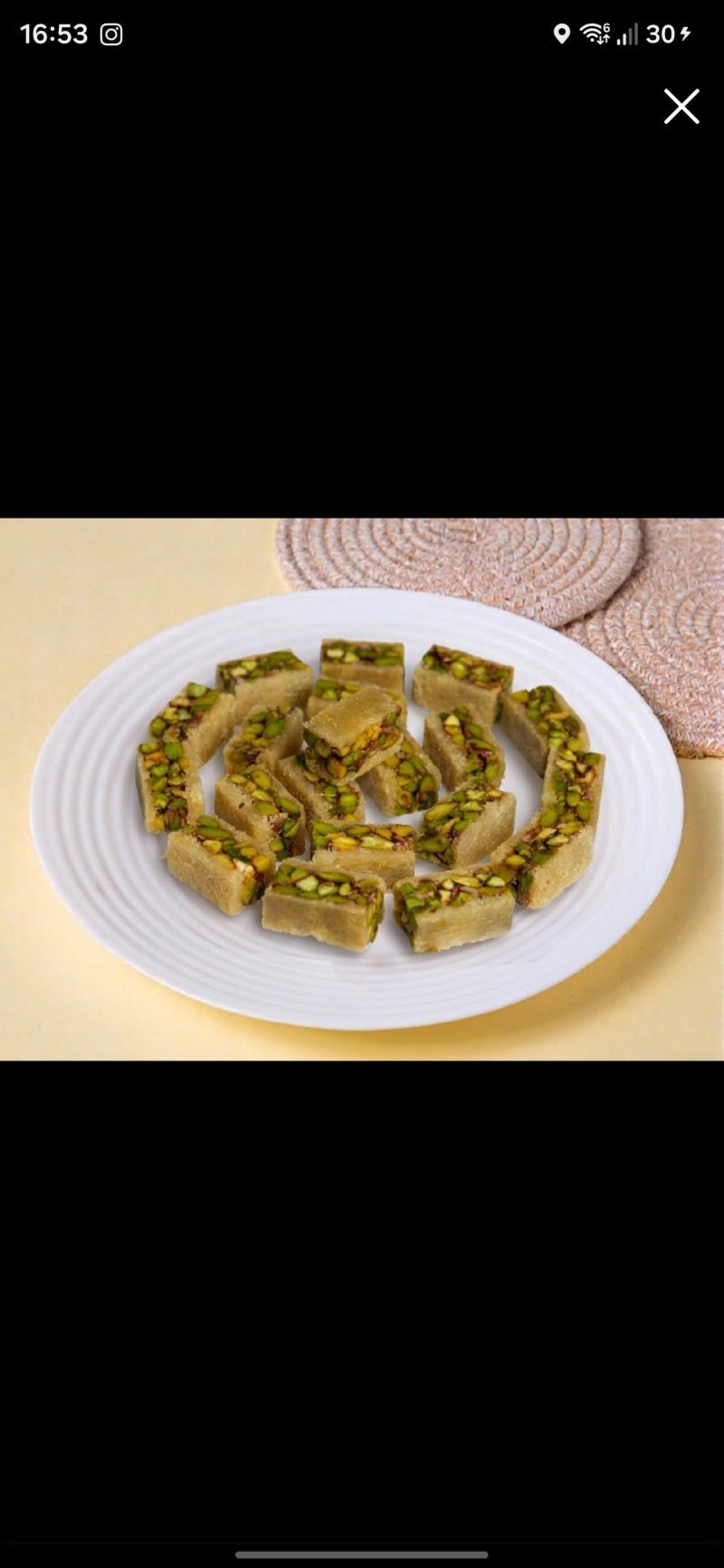 بلورية بيضاء بالفستق